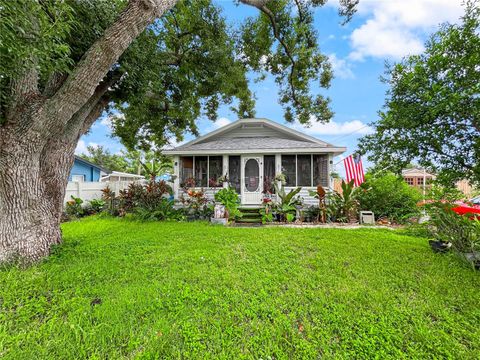 Photo of 509 6th Avenue SW, Largo, FL 33770 (MLS # TB8427523) Photo of 509 6th Avenue SW, Largo, FL 33770 (MLS # TB8427523)