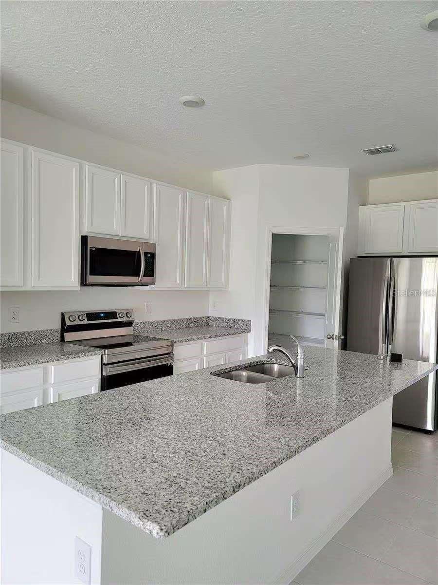 HAMPTON OAKS - Residential Lease