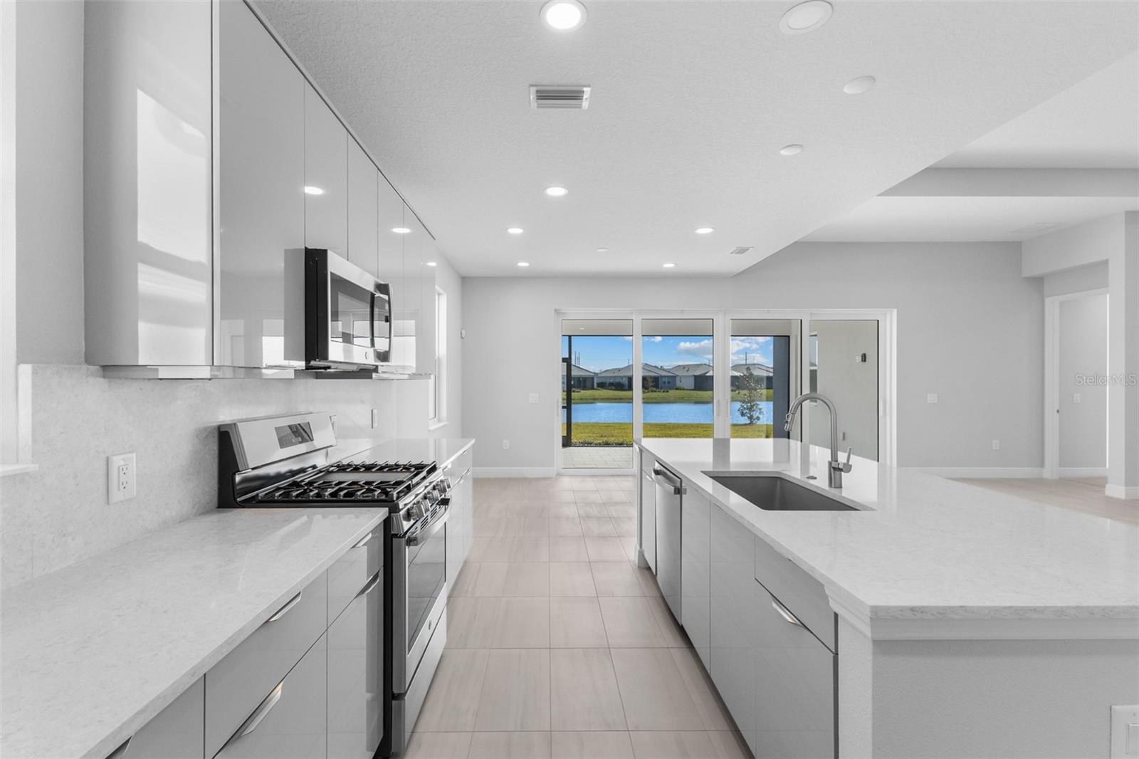 LAKEHOUSE COVE/WATERSIDE PHS 5 - Residential Lease