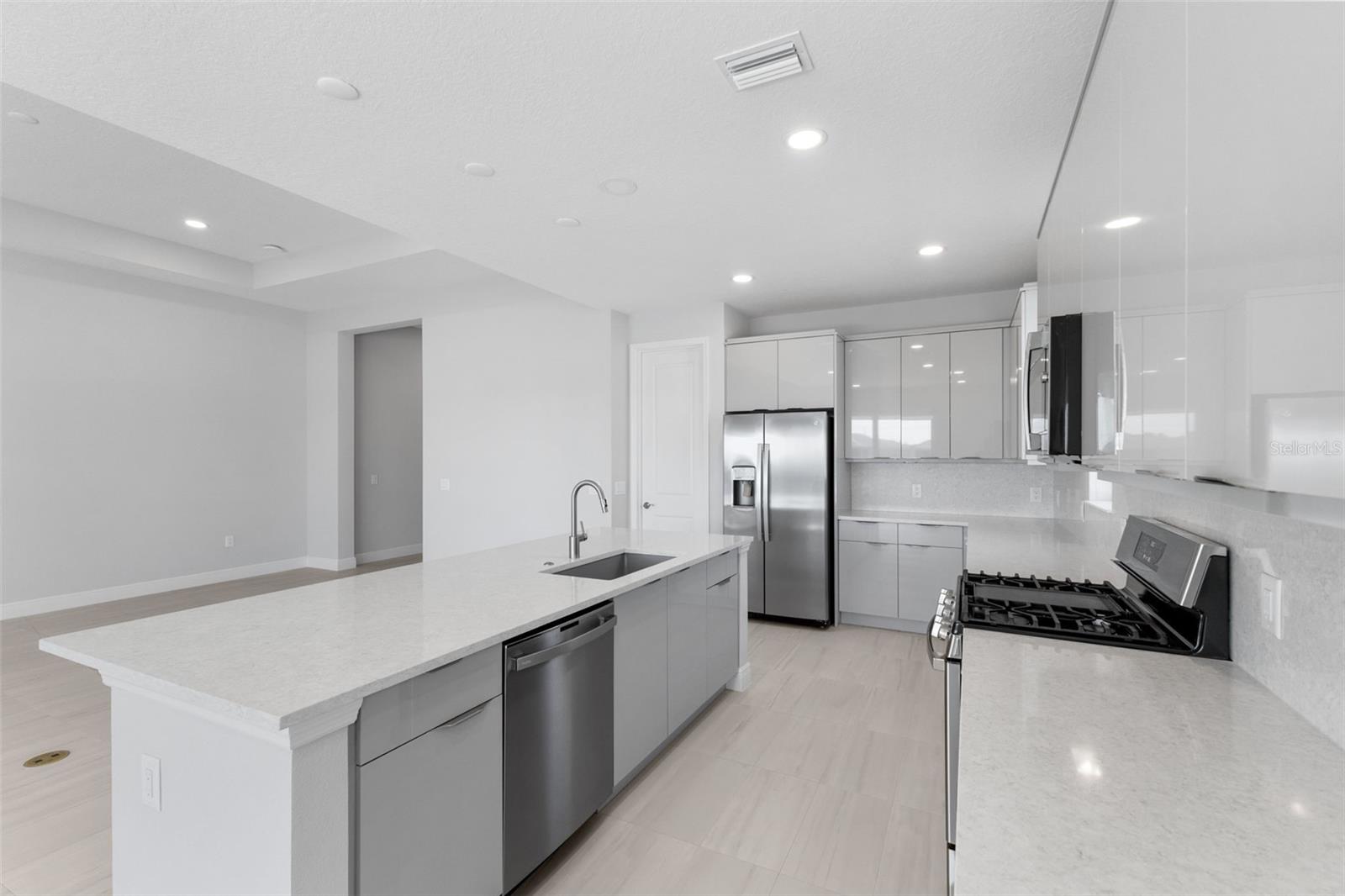 LAKEHOUSE COVE/WATERSIDE PHS 5 - Residential Lease