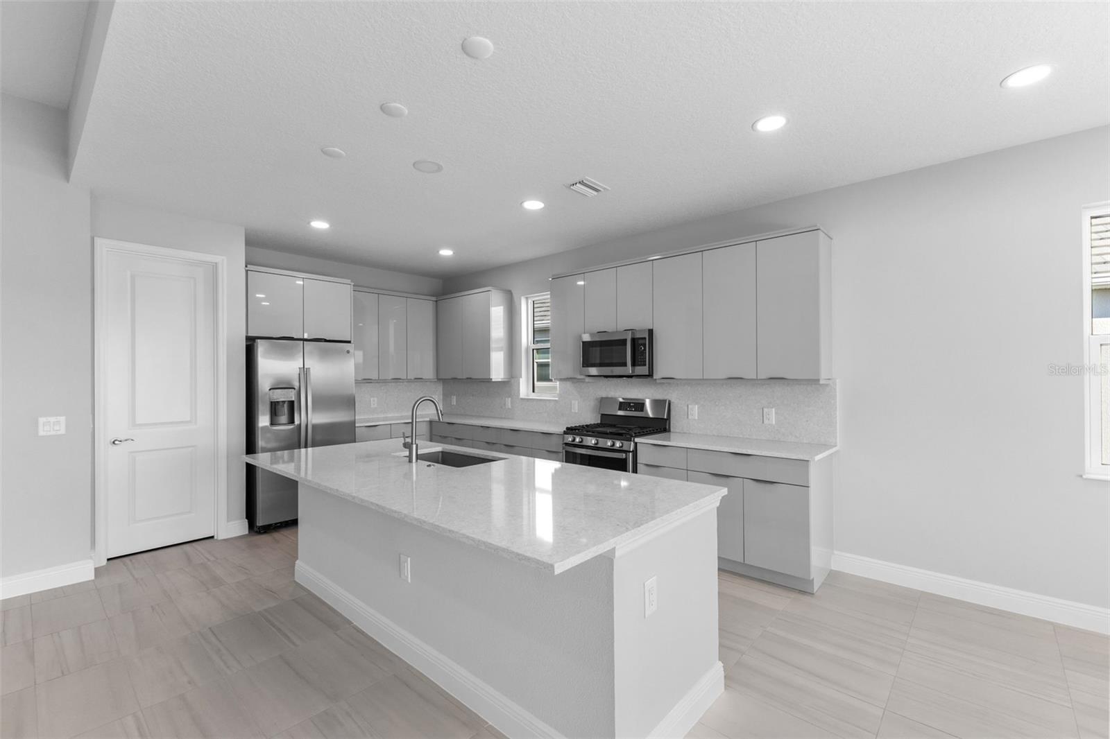 LAKEHOUSE COVE/WATERSIDE PHS 5 - Residential Lease