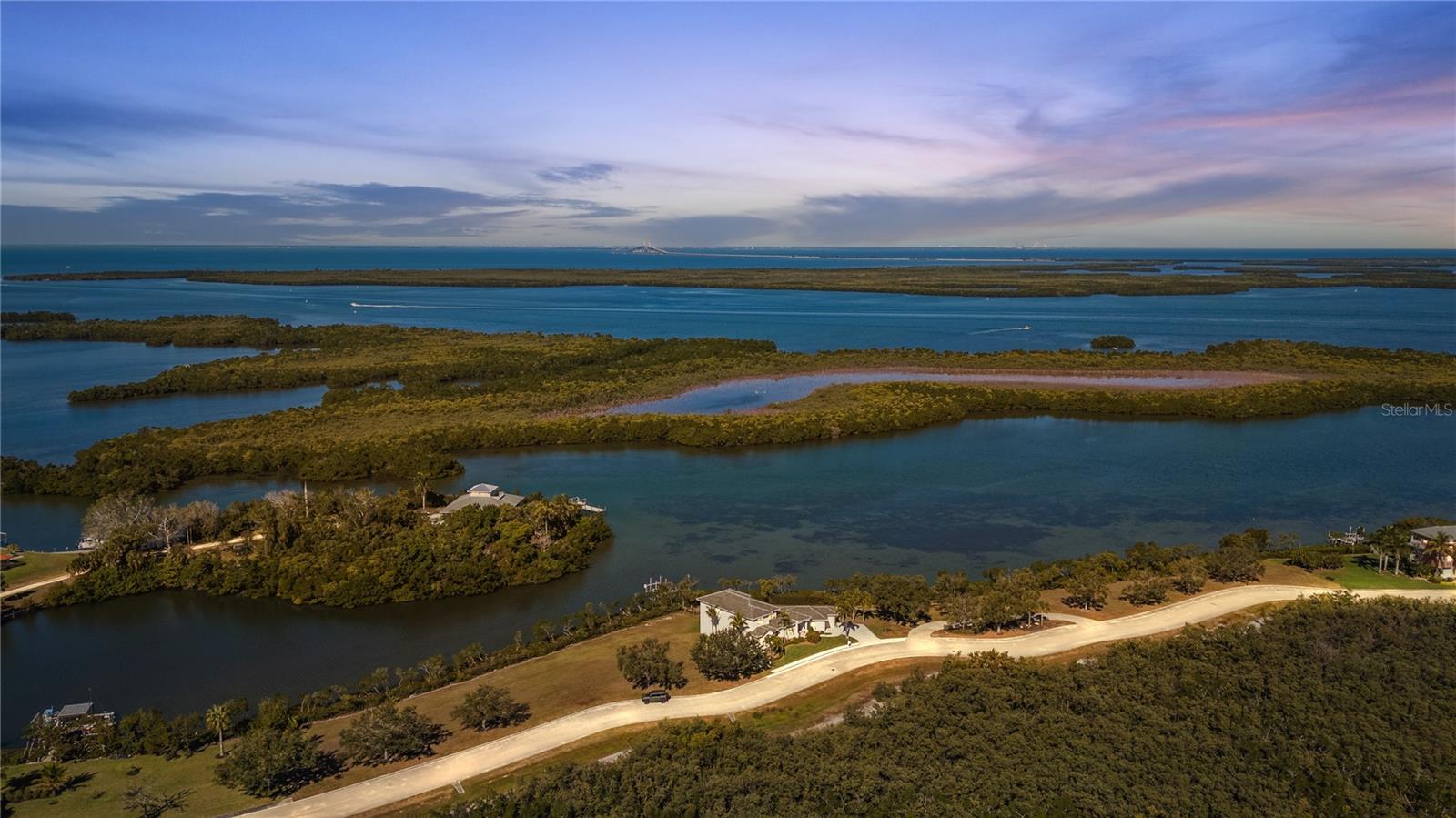 MANGROVE POINT - Land