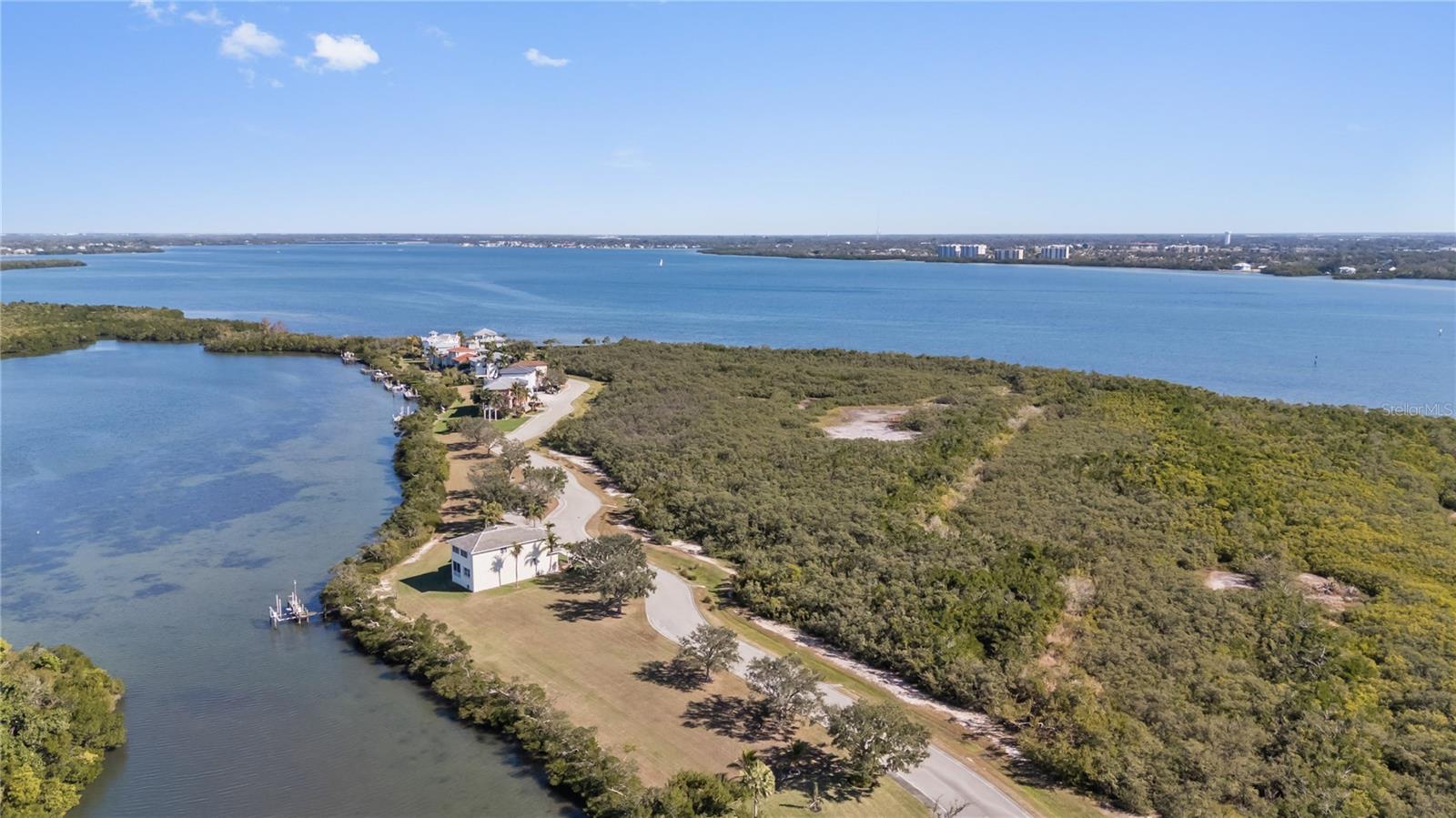 MANGROVE POINT - Land