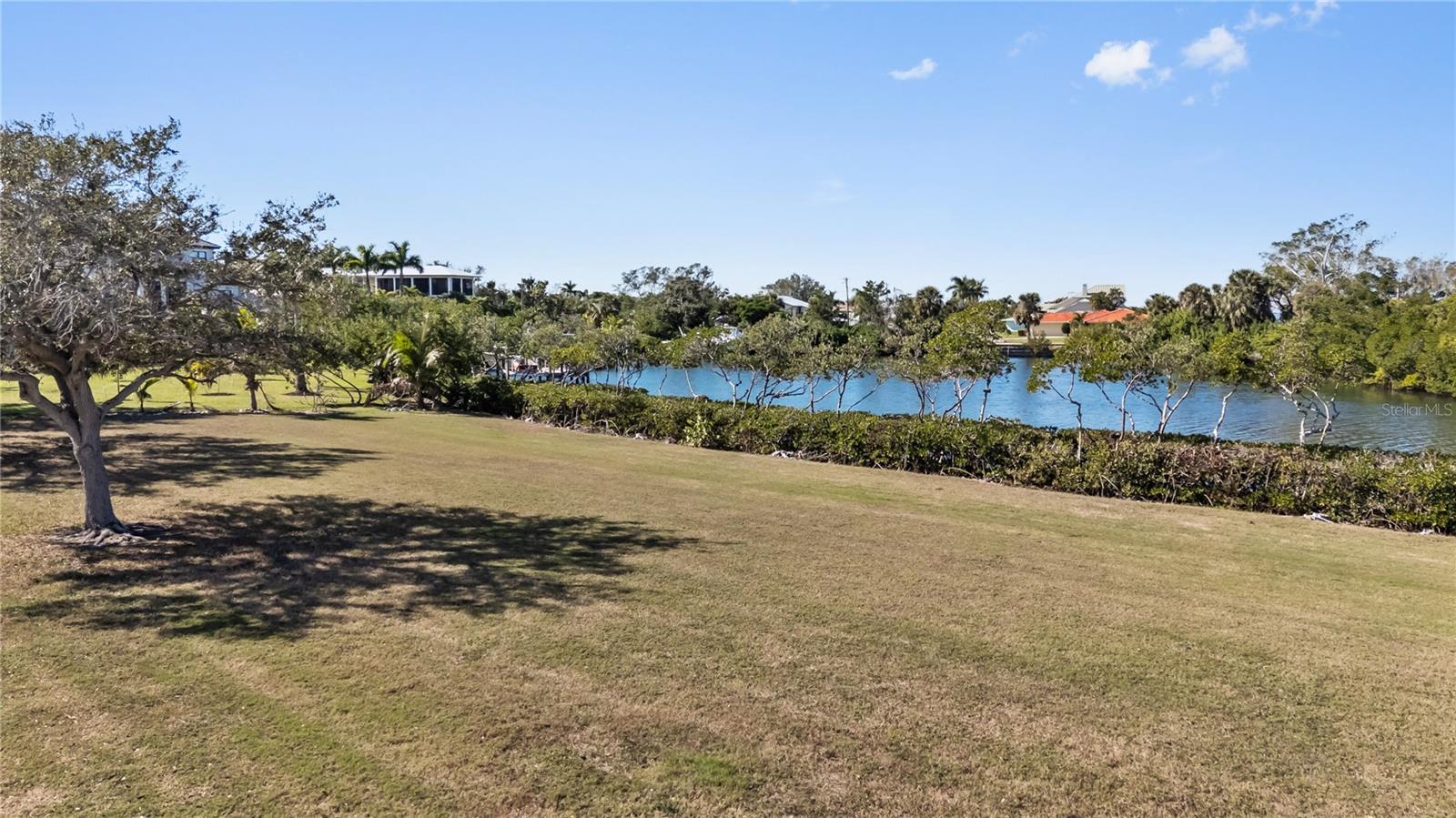 MANGROVE POINT - Land