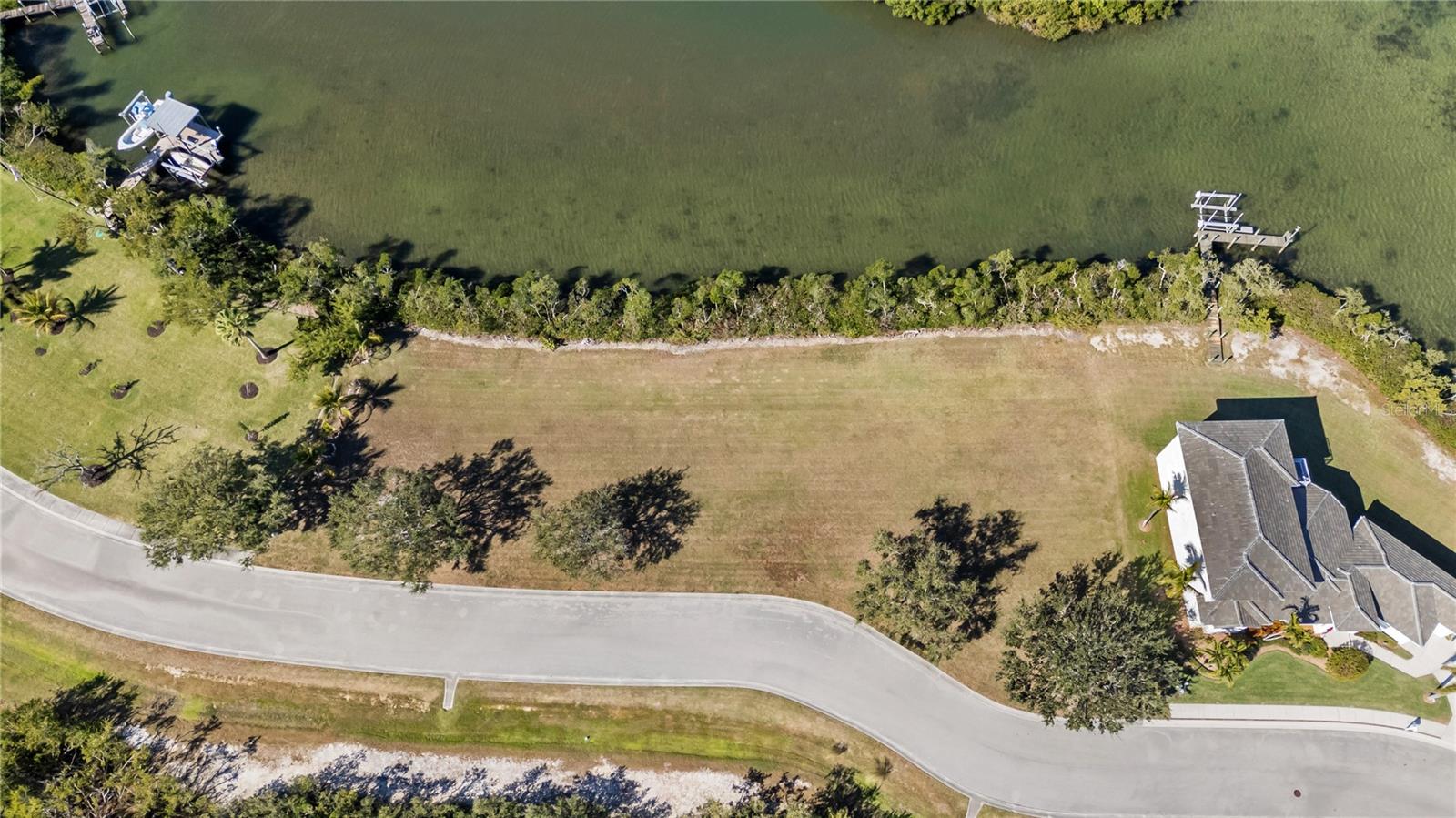 MANGROVE POINT - Land