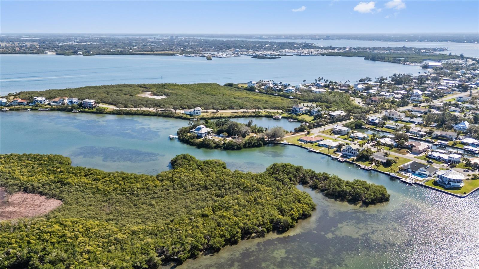 MANGROVE POINT - Land