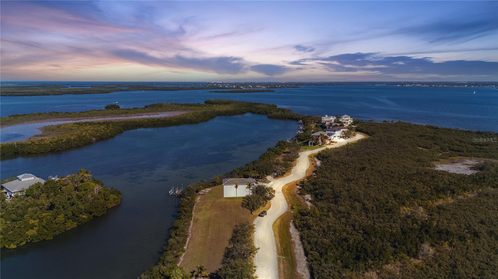 MANGROVE POINT - Land