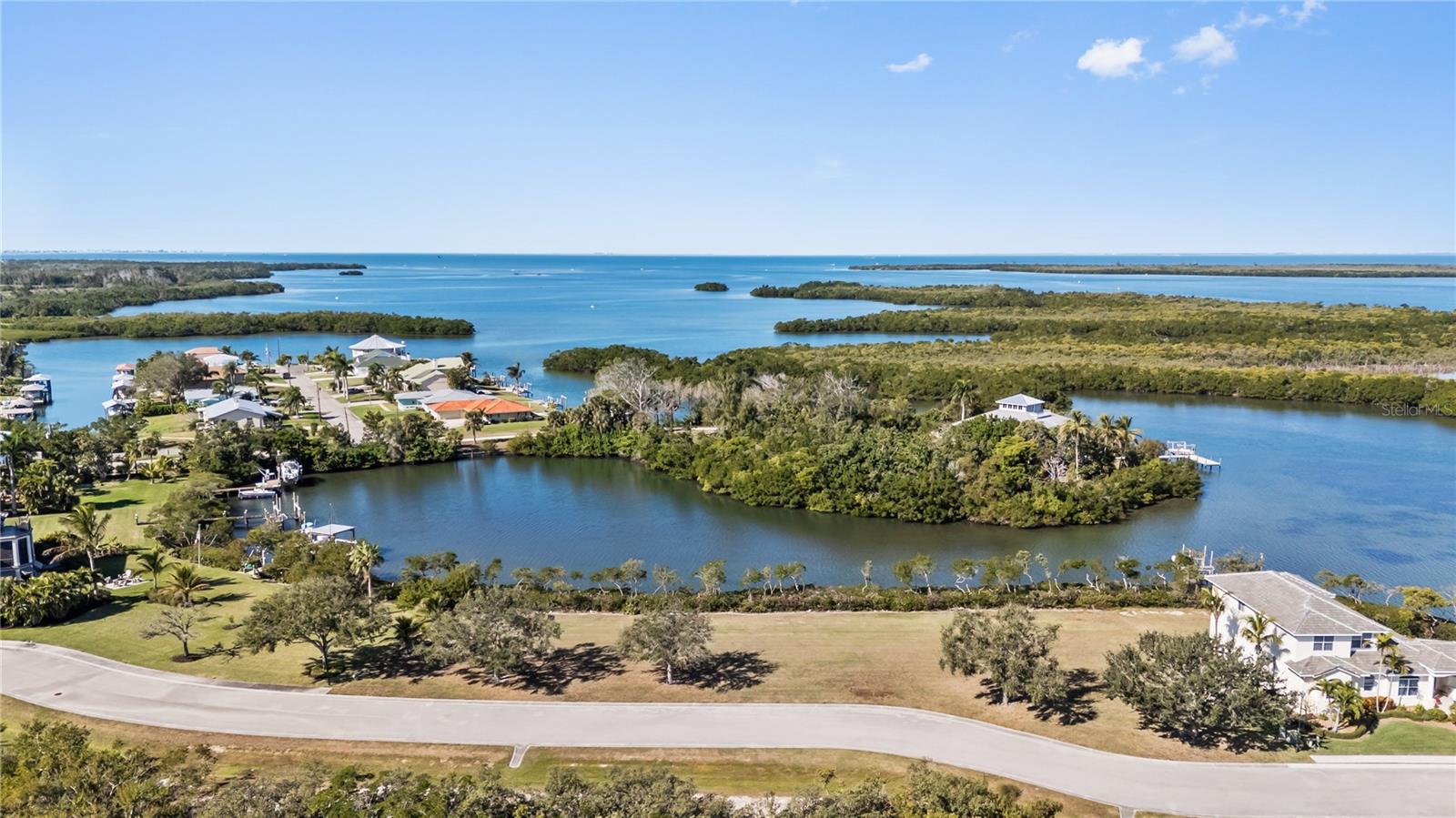 MANGROVE POINT - Land