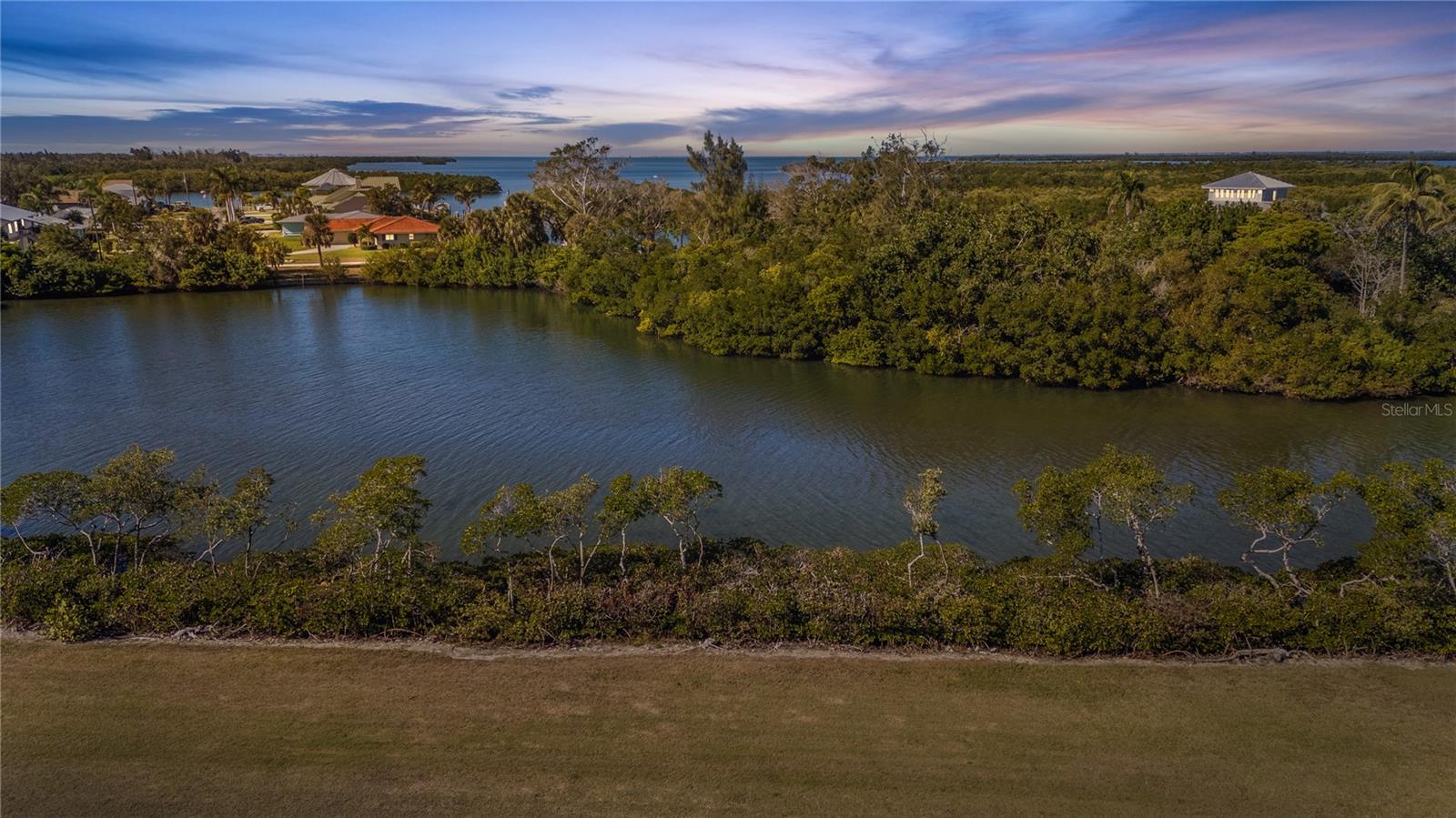 MANGROVE POINT - Land