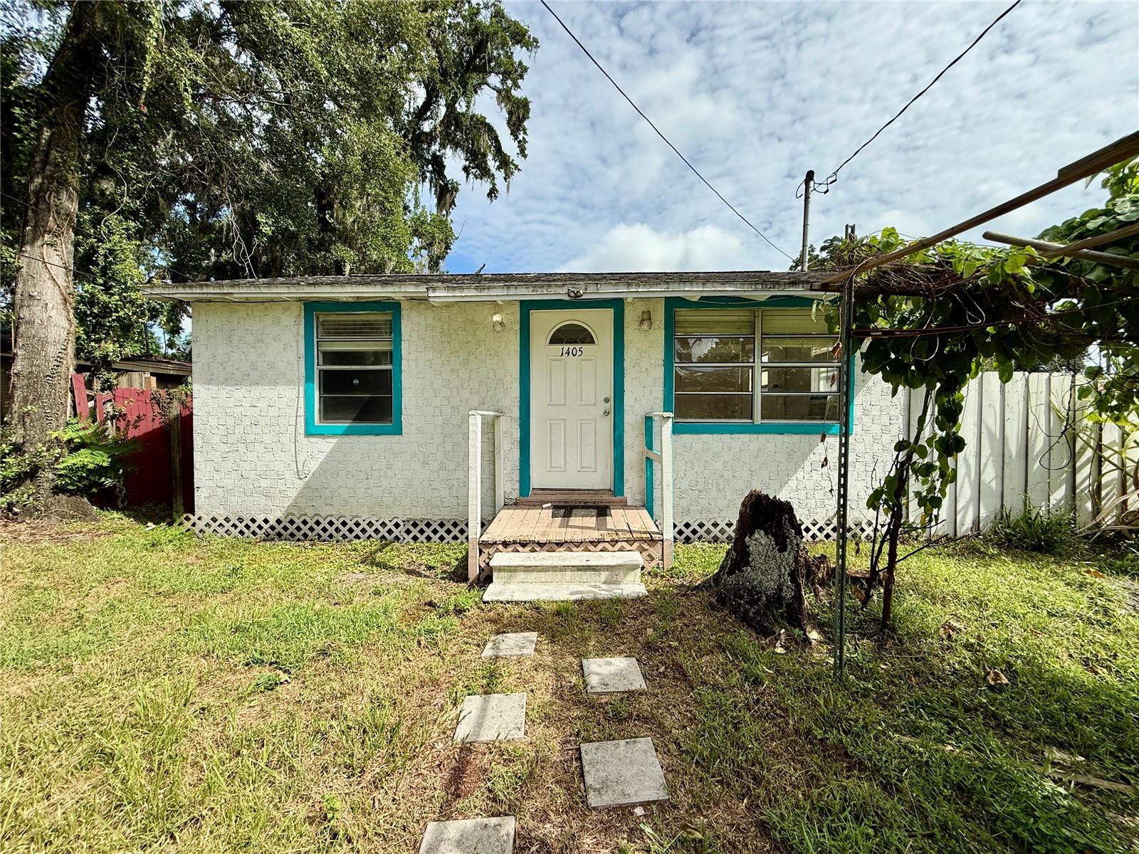 NOW AVAILABLE** Charming 2-bedroom, 1-bath home situated on a spacious corner lot with ample parking and a fully fenced yard for added privacy. Centrally located just west of Downtown Orlando, this property offers convenient access to I-4, making it easy to reach all major Orlando destinations. Just minutes from Millenia Mall, shopping, and a variety of dining options.
