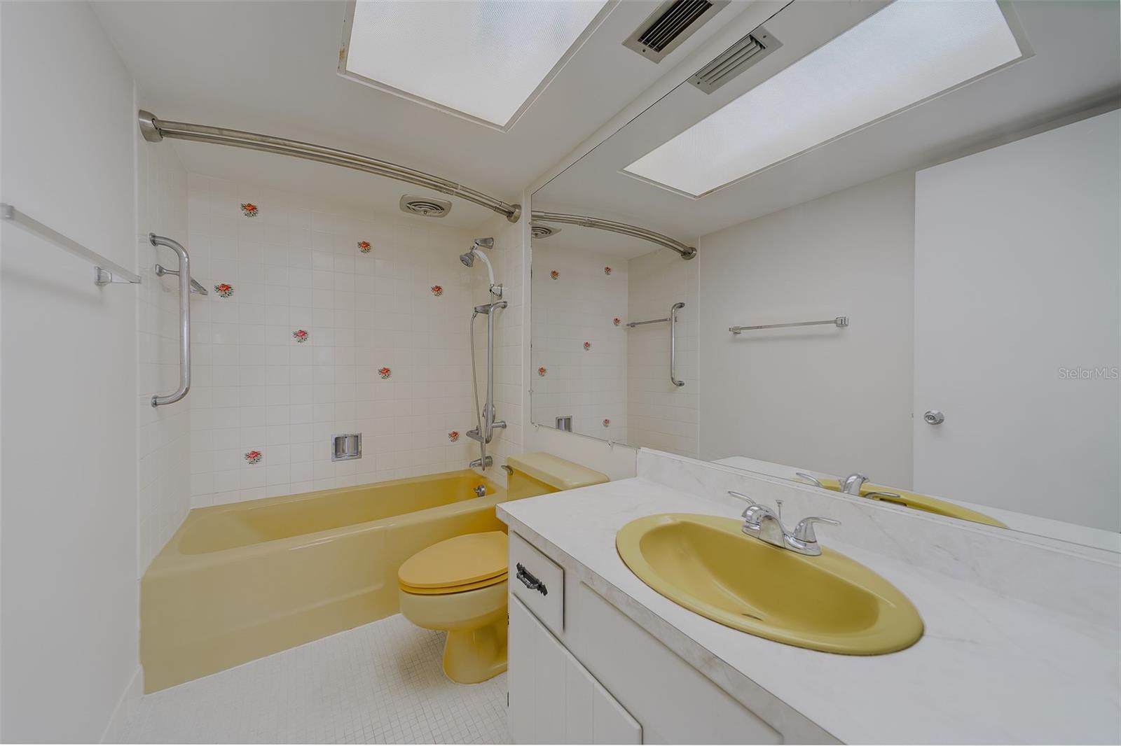 REDINGTON TOWERS BLDG 2 CONDO - Residential