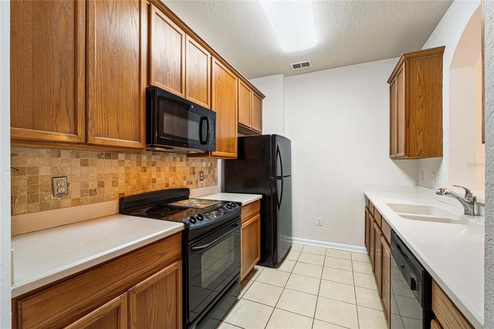 STONEBRIDGE RESERVE CONDO PH 3 - Residential Lease