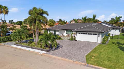 Photo of 2022 Hawaii Avenue NE, St Petersburg, FL 33703 (MLS # TB8532876)