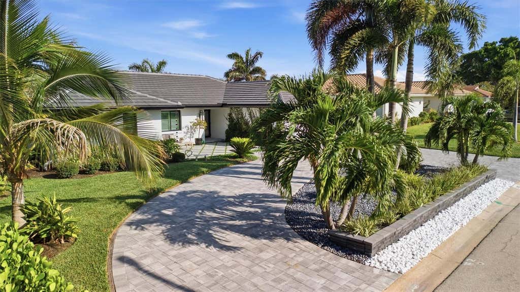 Photo of 2022 Hawaii Avenue NE, St Petersburg, FL 33703 (MLS # TB8532876)