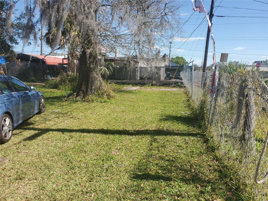 Commercial Industrial vacant corner lot in city of Lakeland, electricity available and water, you can construction building industrial, or mechanical auto, or dealer, or other commercial. The owner preferer lease and discount of rent price of building the tenant construction, or owner can construction agree with the need for type of business, the lease not for less of (5) year. This central area is ideal for any business.