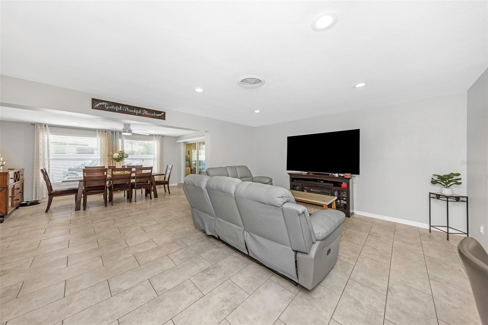 TROPIC HILLS - Residential
