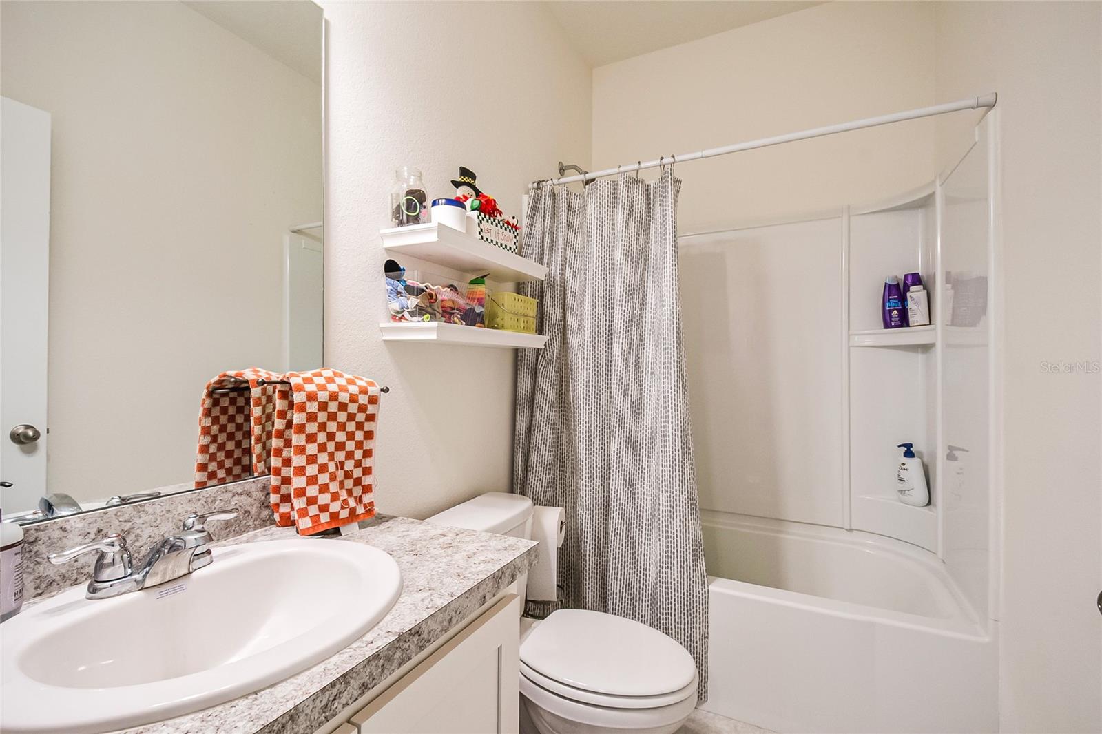 LINCOLN OAKS - Residential