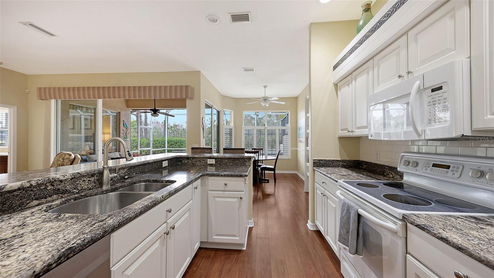 HERITAGE OAKS GOLF & COUNTRY CLUB - Residential