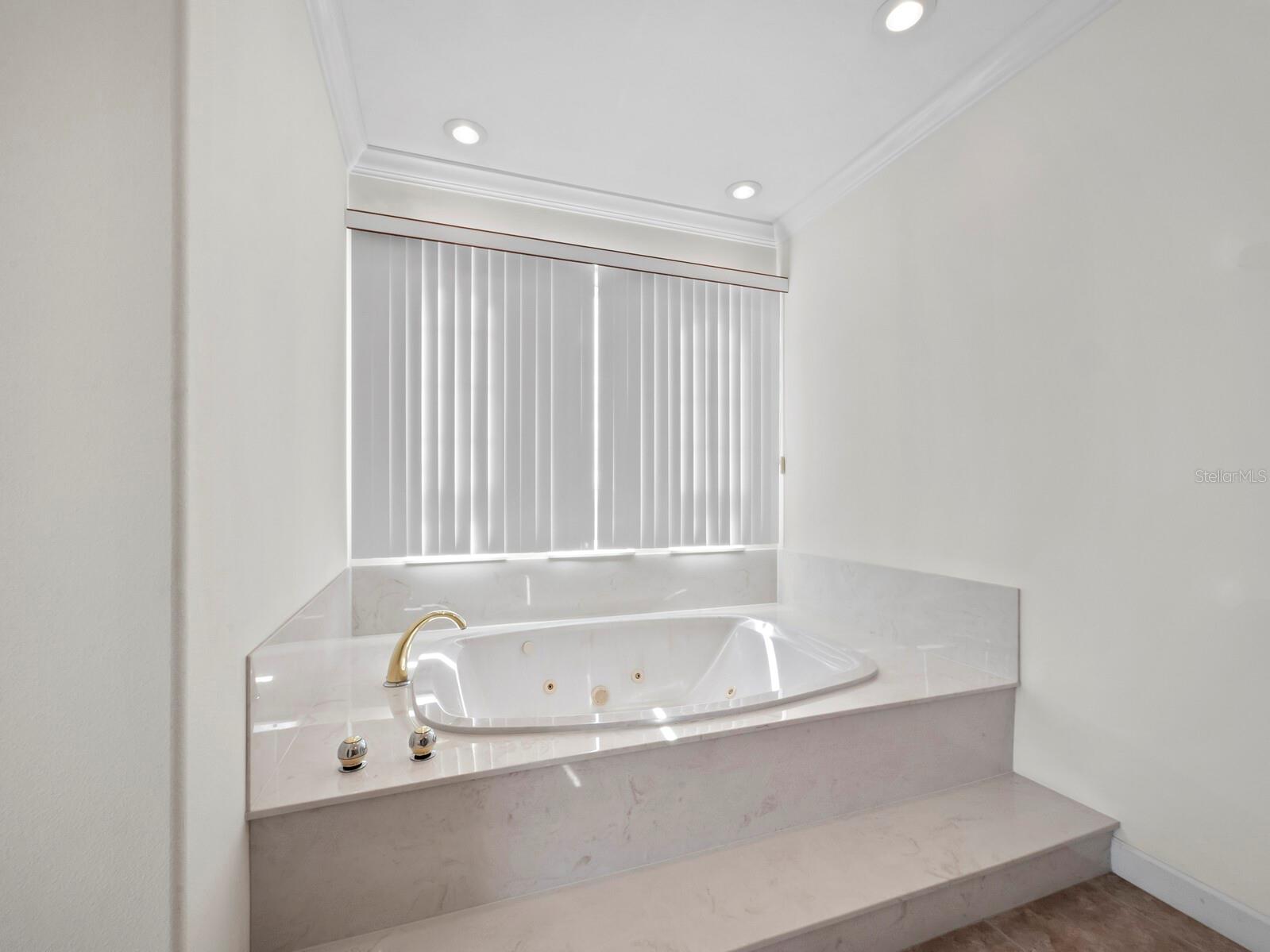 COUNTRY CLUB SHORES - Residential