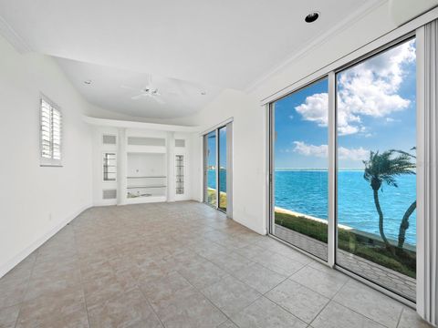 A home in LONGBOAT KEY