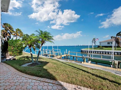 A home in LONGBOAT KEY