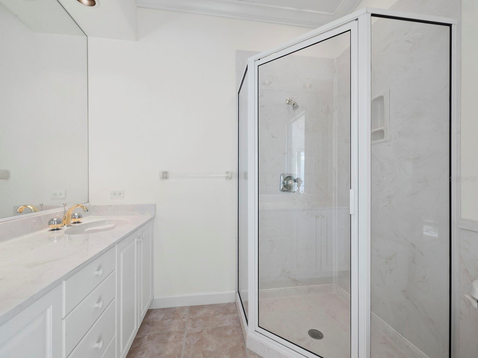 COUNTRY CLUB SHORES - Residential