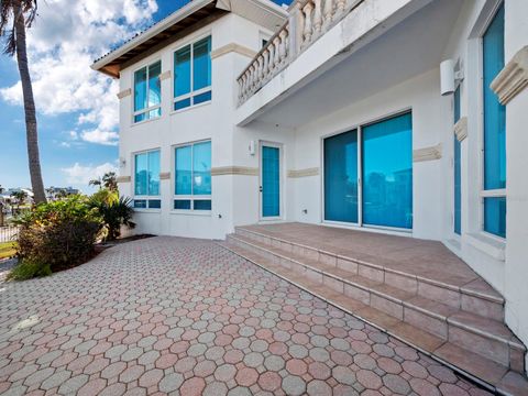 A home in LONGBOAT KEY