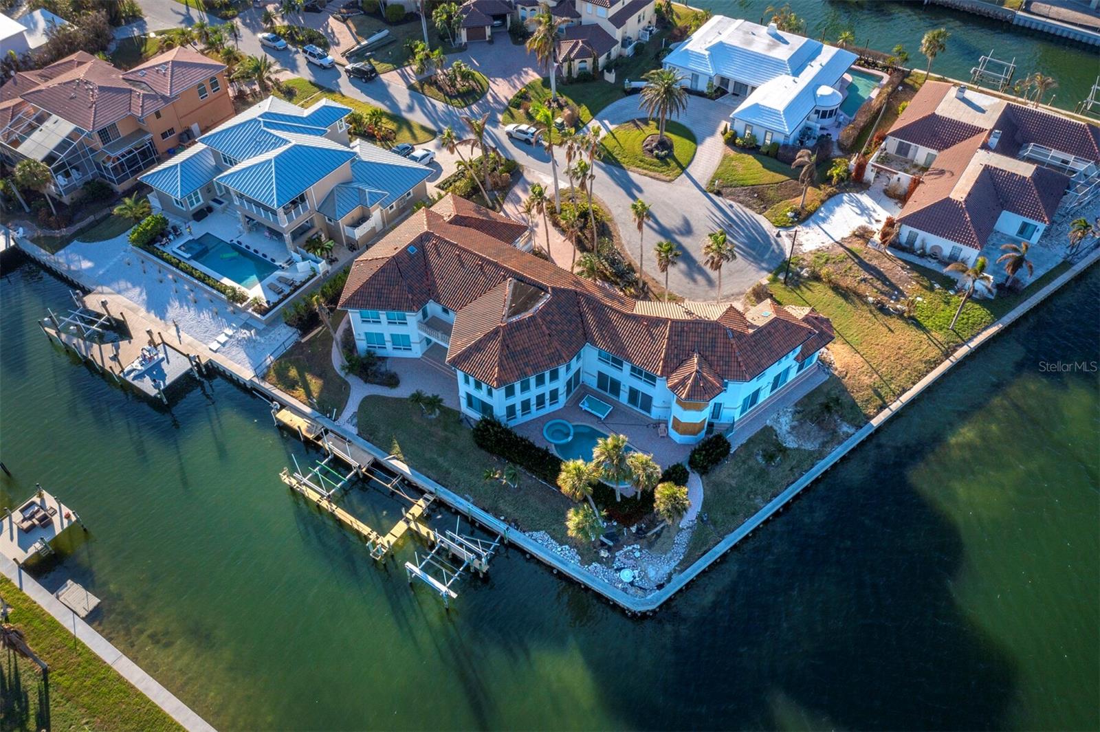 COUNTRY CLUB SHORES - Residential