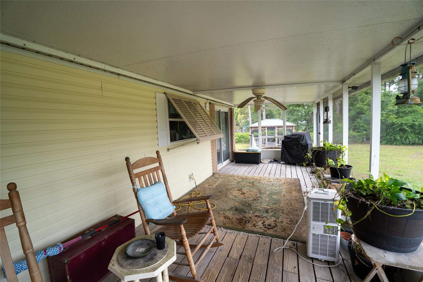 1809 E HOLIDAY DRIVE