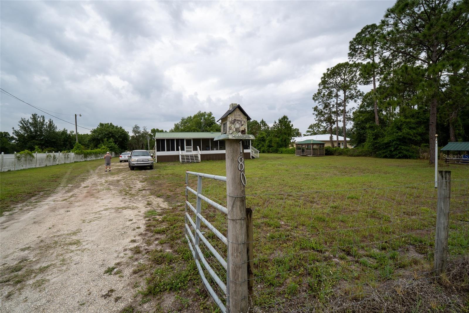 1809 E HOLIDAY DRIVE