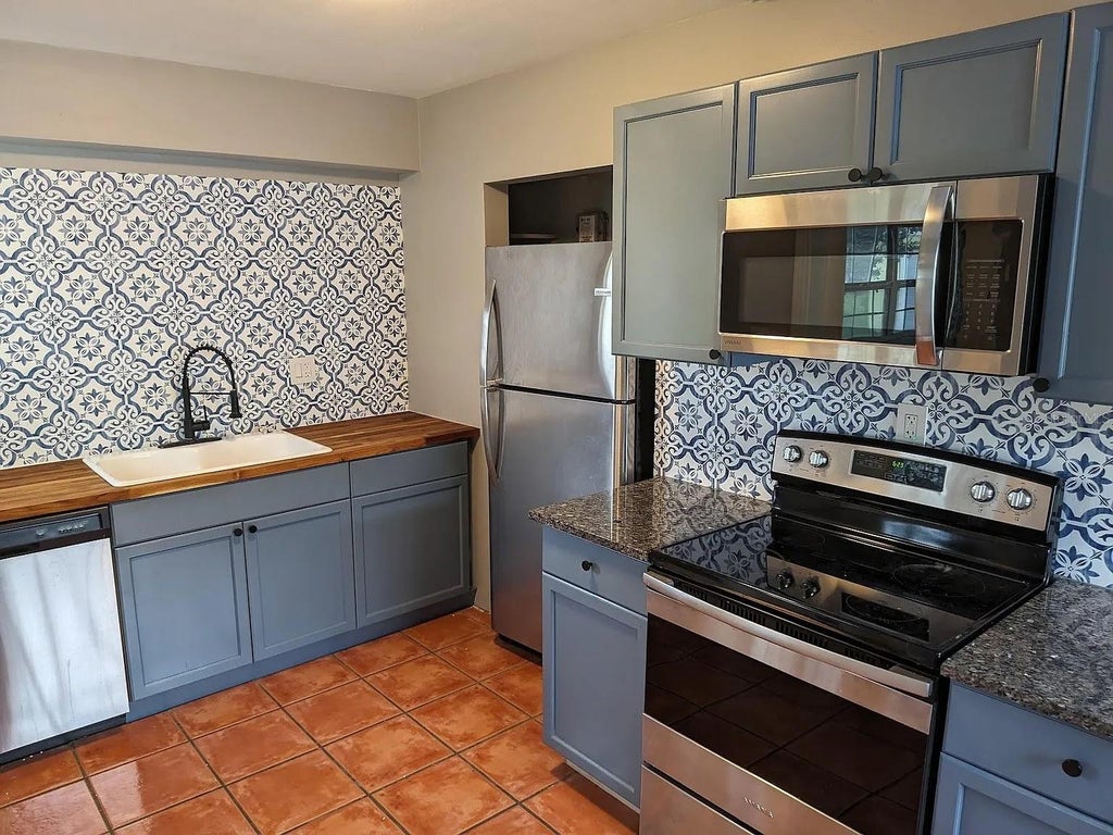 Photo of 725 17th Ave S, St Petersburg, FL 33701 (MLS # O6438950)
