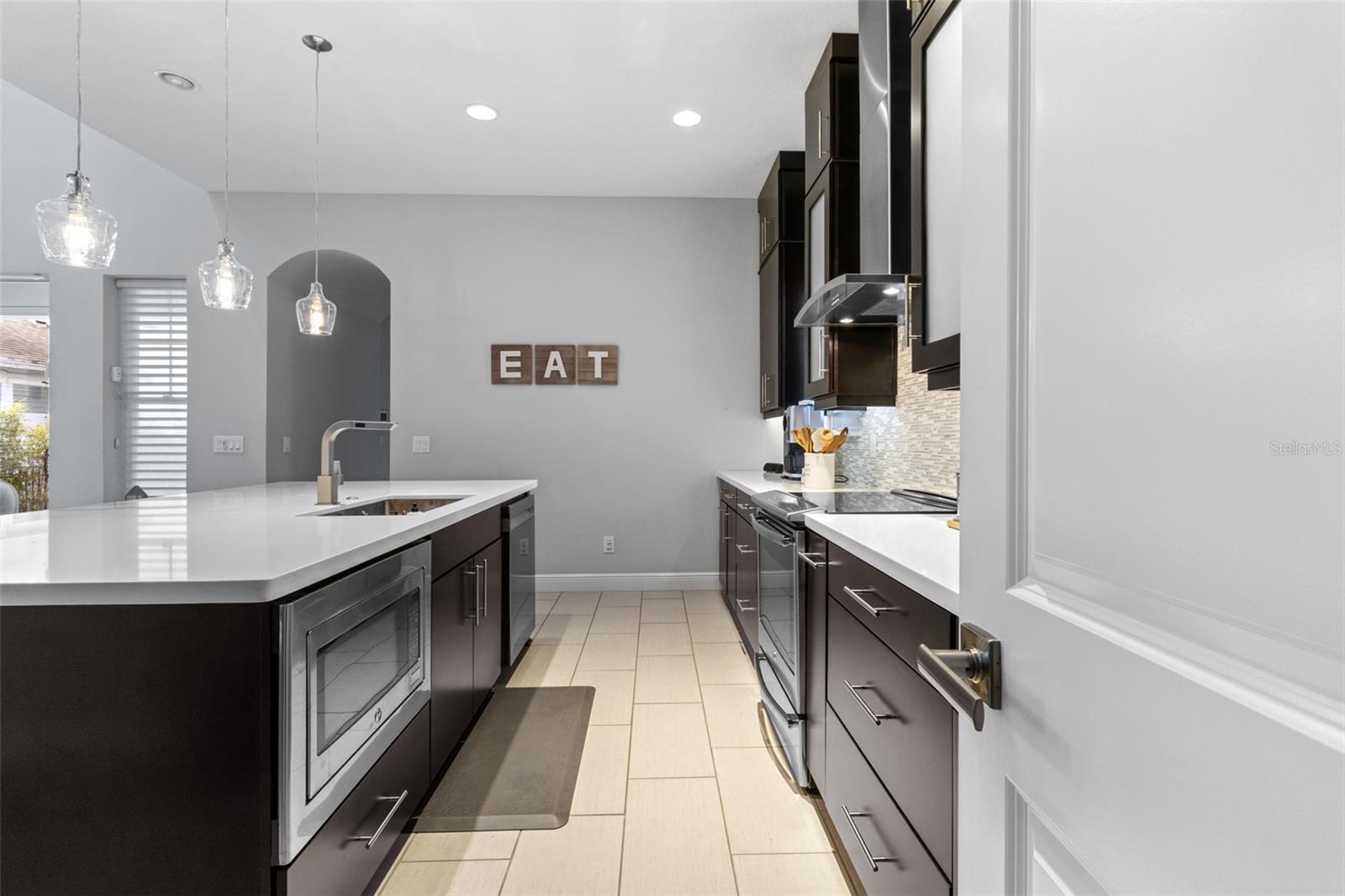 13612 LESSING AVENUE