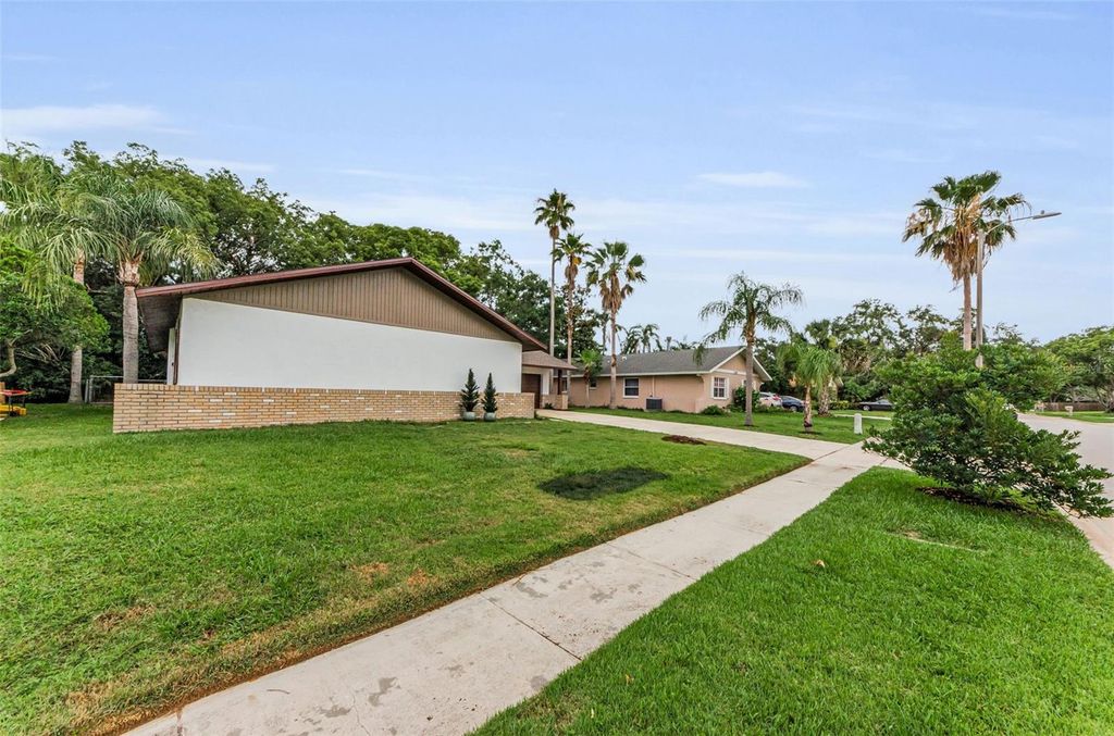 Photo of 1558 Cottonwood Terrace, Dunedin, FL 34698 (MLS # TB8393587)