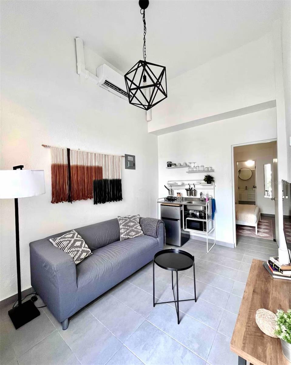 Centrally located apartment one block from Ciudadela in Santurce. This apartment is fully furnished has a kitchenette, living area and bedroom. The bathroom is large nice and bright. It has an area to park a small car. Water and electricity are included.