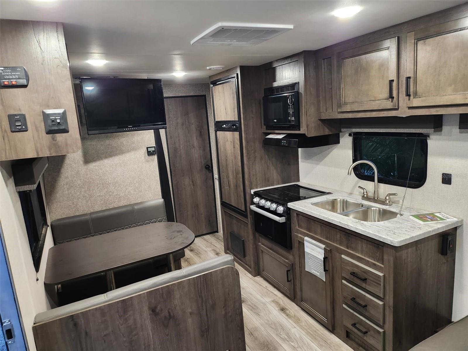 OAKRIDGE ESTATES - Land