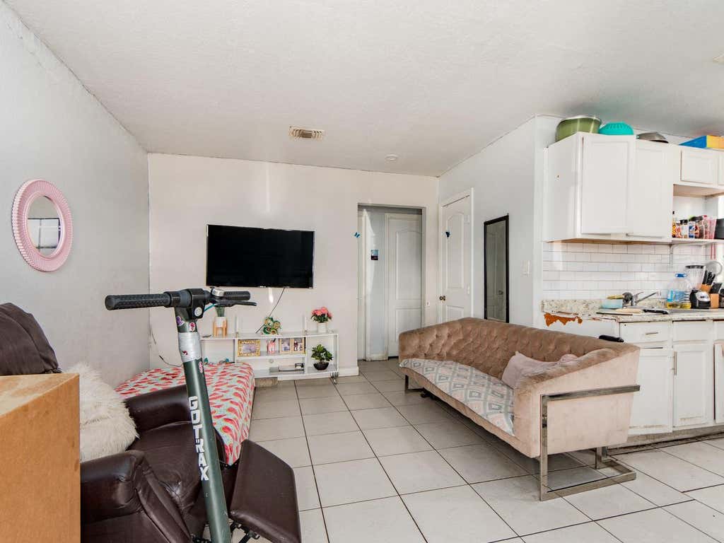 Photo of 2532 W Walnut Street, Tampa, FL 33607 (MLS # TB8540156)