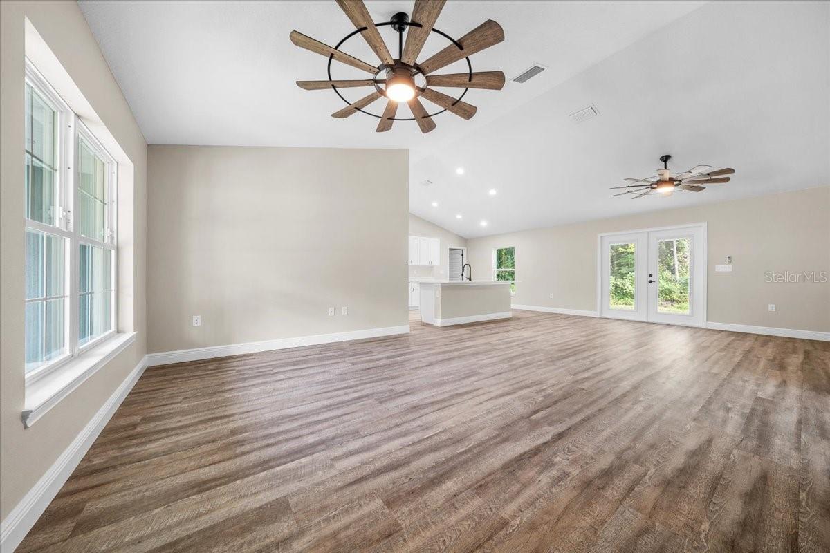 547 W GRAPEWOOD LANE