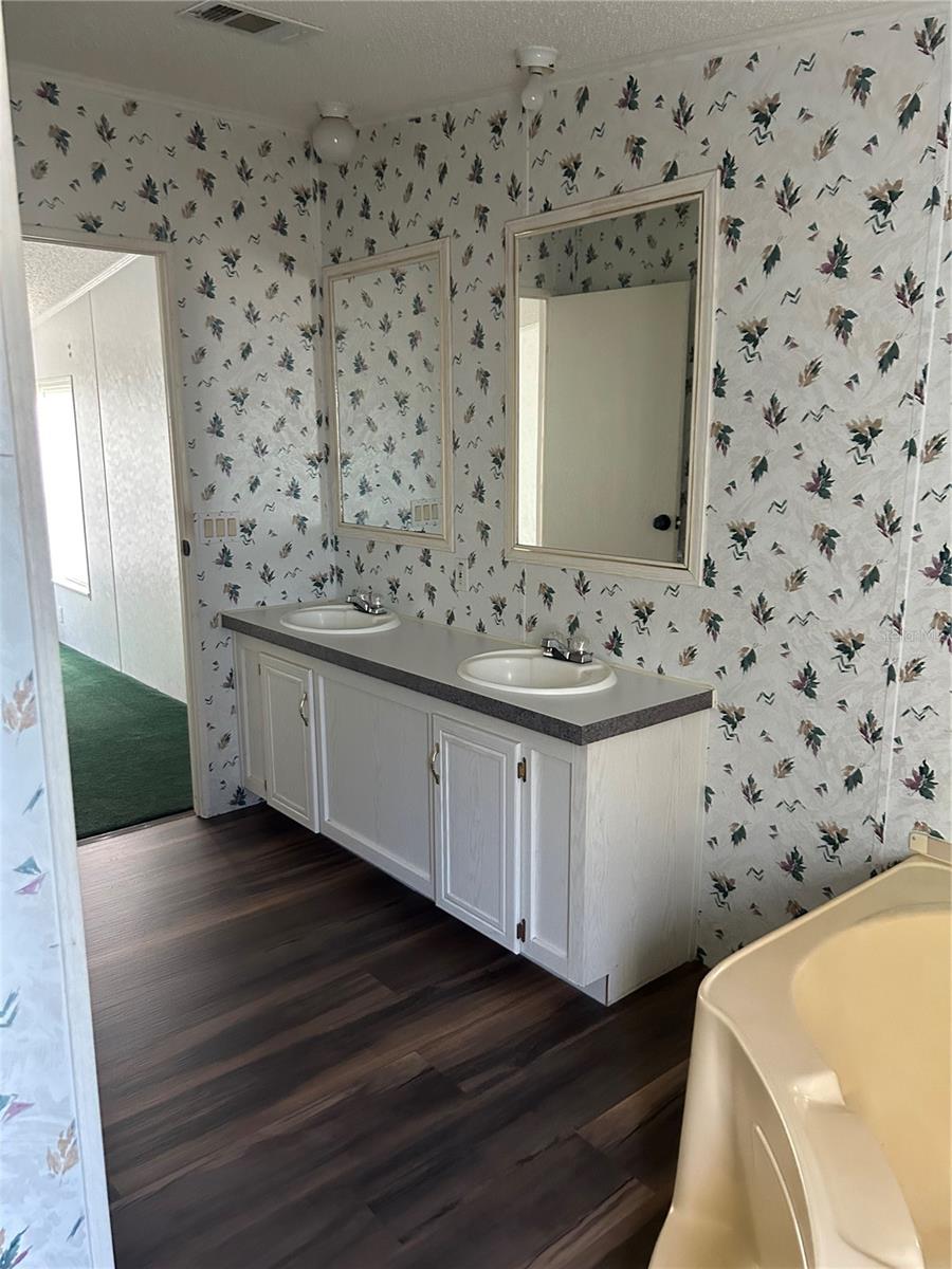 DELAND MOBILE HOMESITES UNREC 157 - Residential