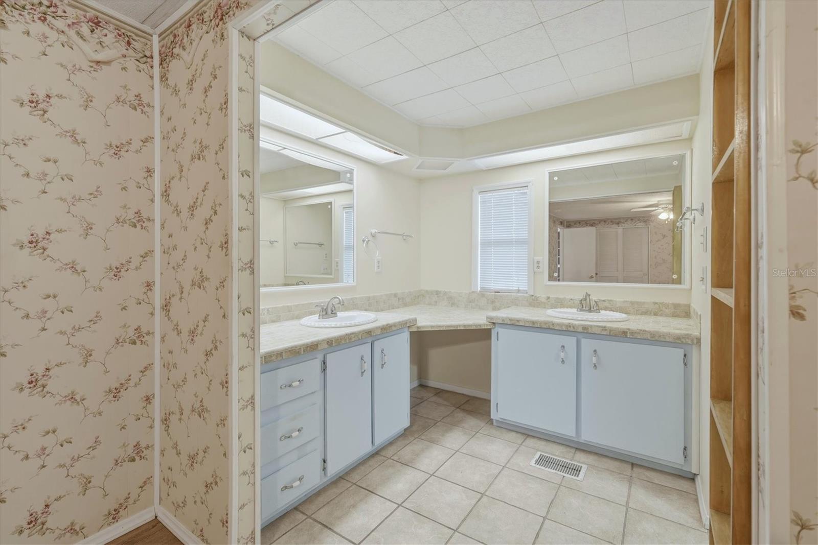 SHADOW BROOK MOBILE HOME - Residential