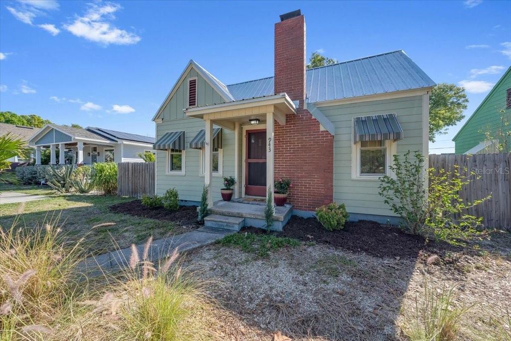 Photo of 943 Queen Street N, St Petersburg, FL 33713 (MLS # TB8489727)