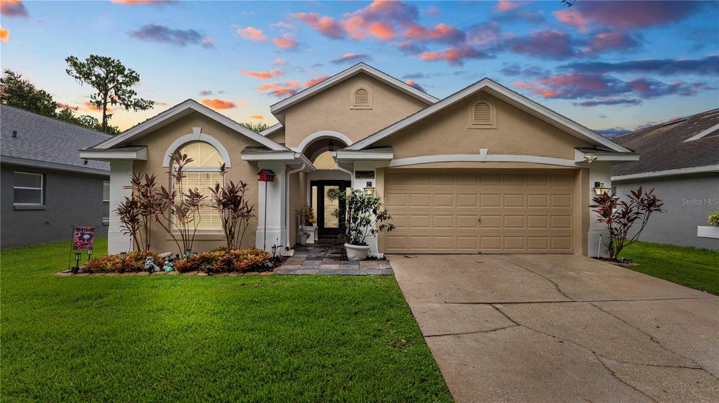 Photo of 5718 Hawklake Road, Lithia, FL 33547 (MLS # L4954594)