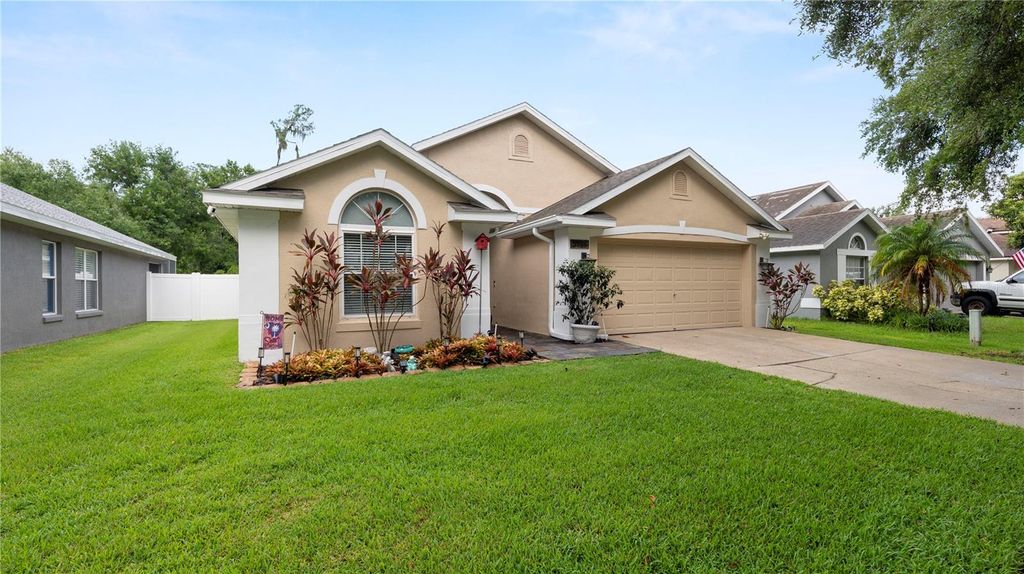 Photo of 5718 Hawklake Road, Lithia, FL 33547 (MLS # L4954594)