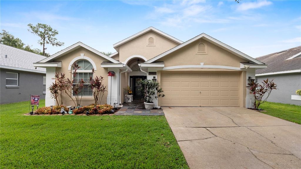 Photo of 5718 Hawklake Road, Lithia, FL 33547 (MLS # L4954594)