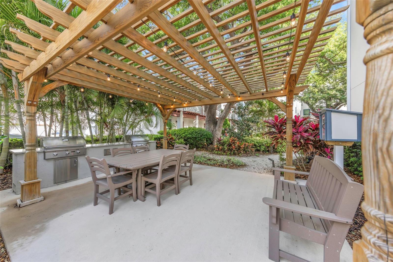 HIGHLAND TWNHMS - Residential