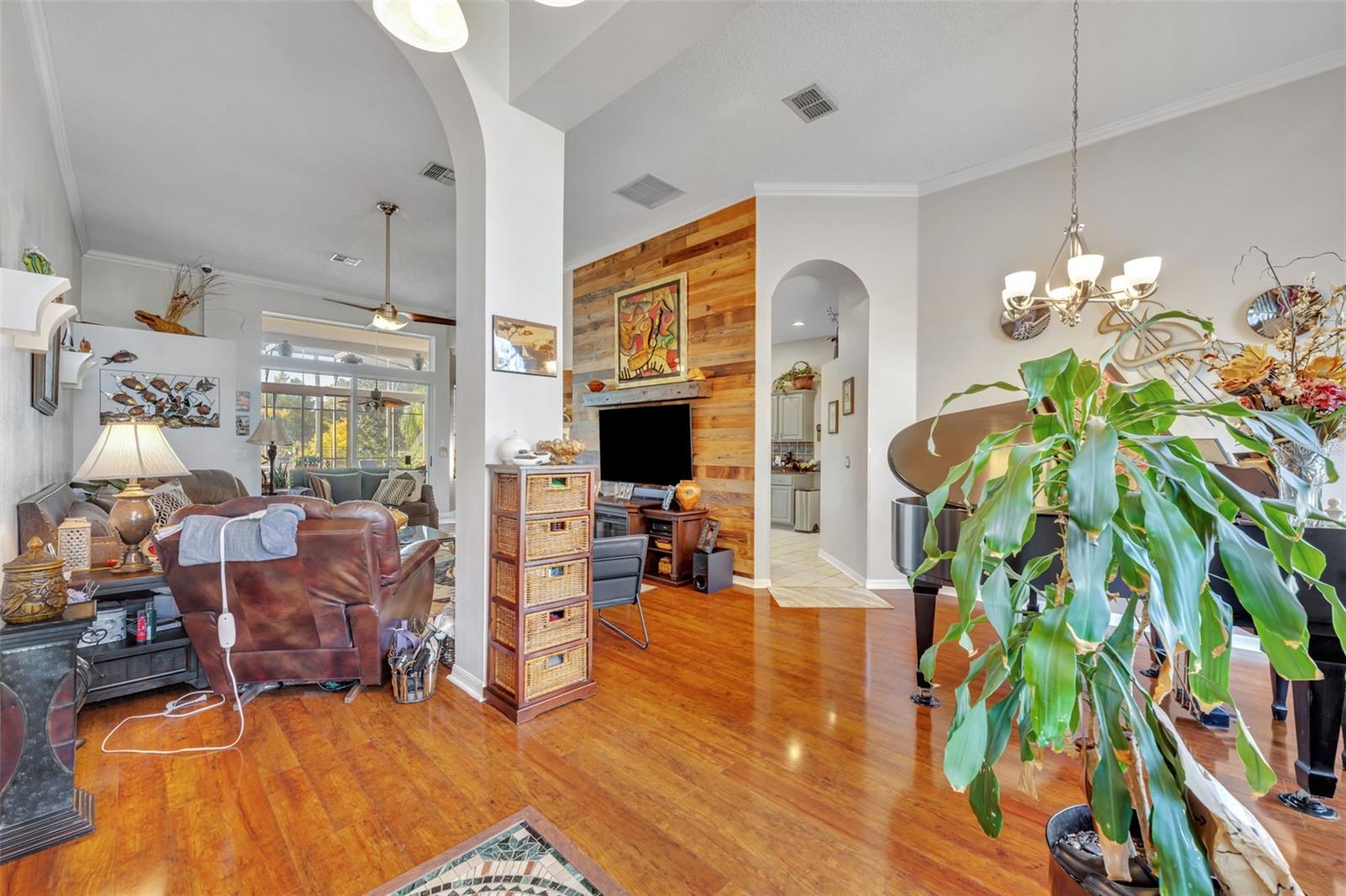 524 LAKESCAPE COURT