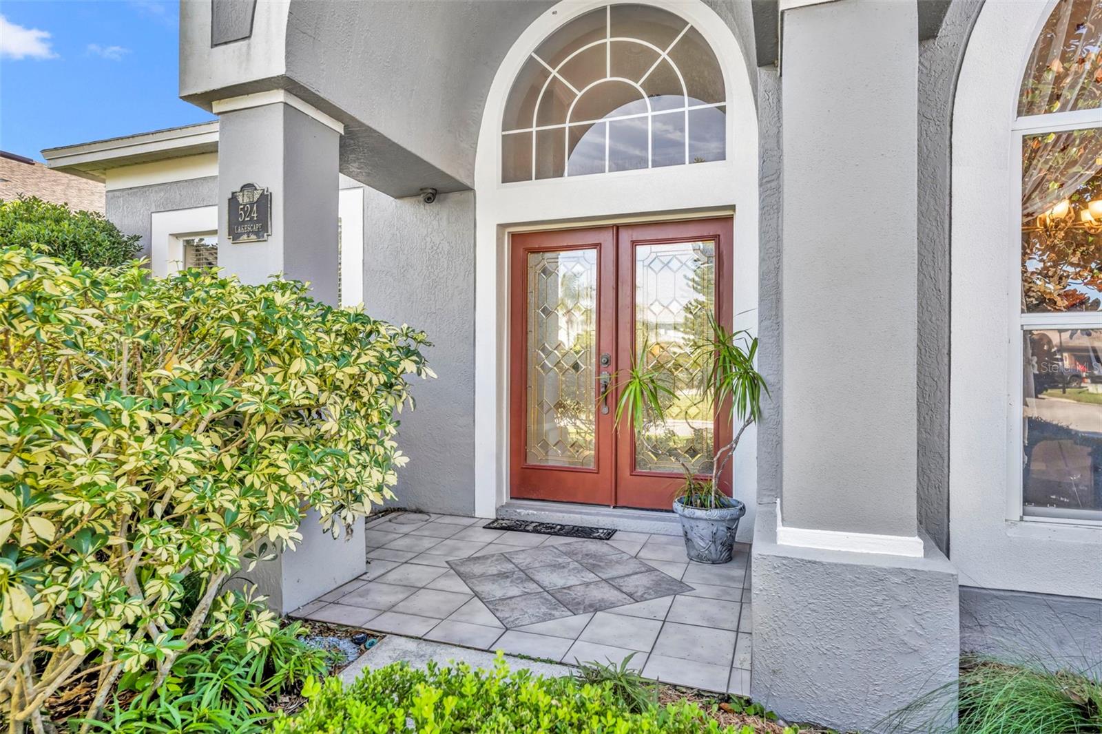 524 LAKESCAPE COURT