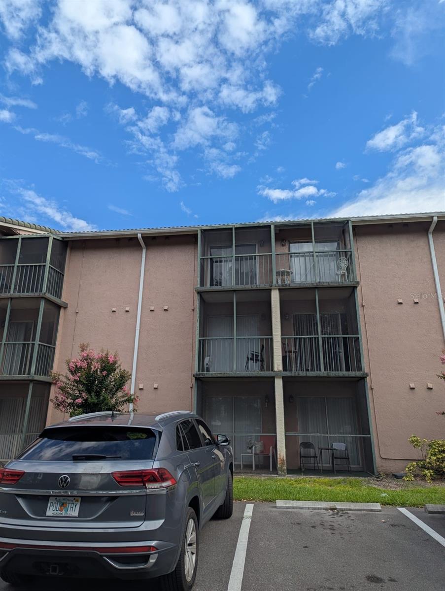 Third floor unit vacant and ready to be occupied asap with brand new fresh paint. In the heart of Cranes Roost, Altamonte Springs. Walk to restaurants, coffee shops, mall in the area. Near I4, easy access to beaches and downtown ORLANDO.
Hoa fee includes: water, trash,sewer, gas and cooling.