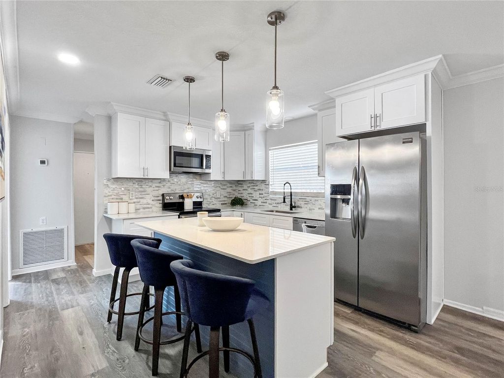 Photo of 1008 37th Street W, Bradenton, FL 34205 (MLS # A4680144)