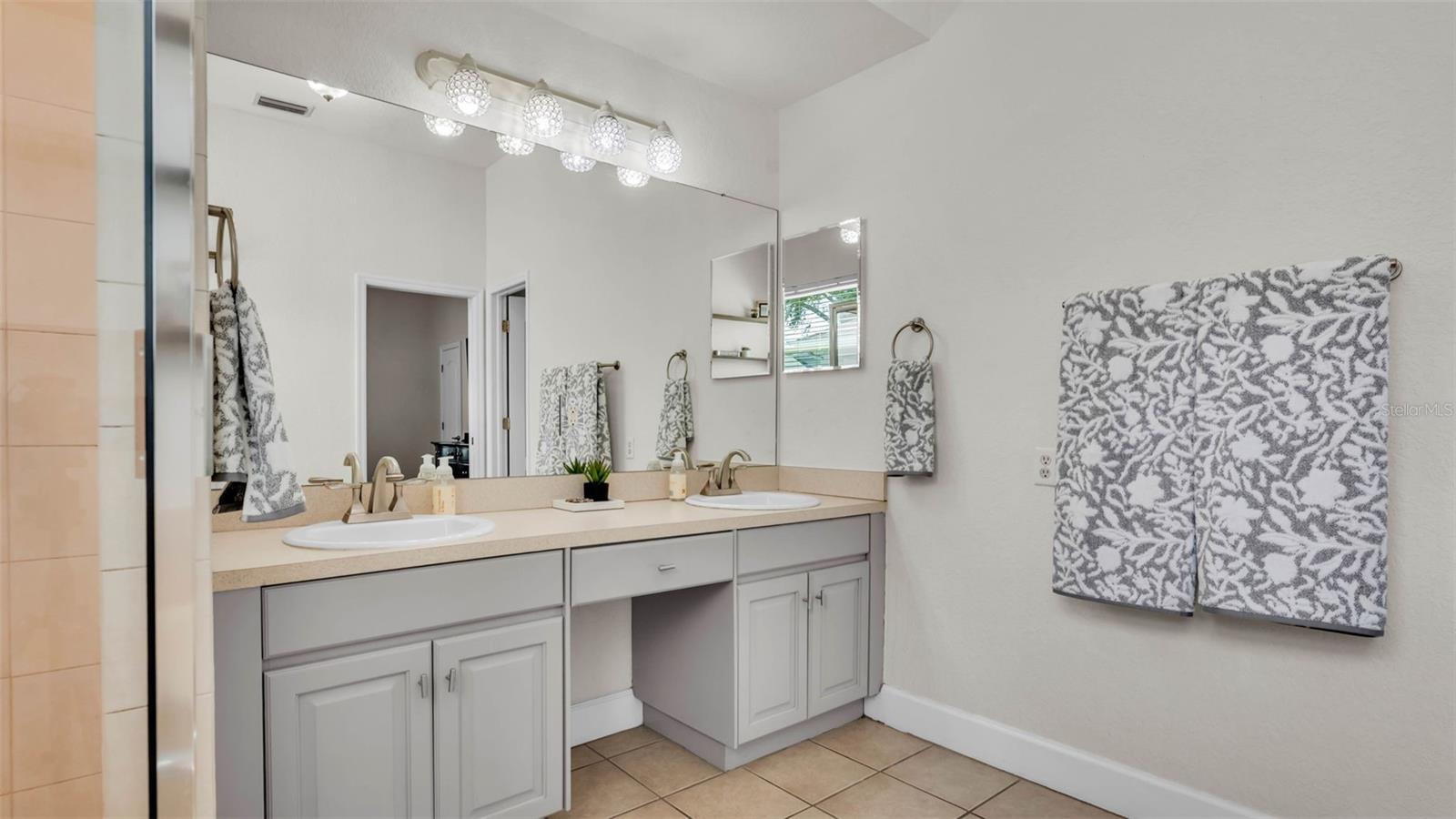 VALRICO GROVES - Residential