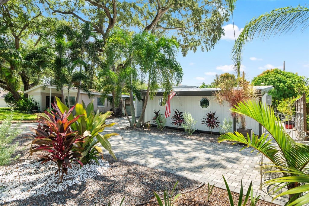 Photo of 3004 W Bay Villa Avenue, Tampa, FL 33611 (MLS # TB8551854)